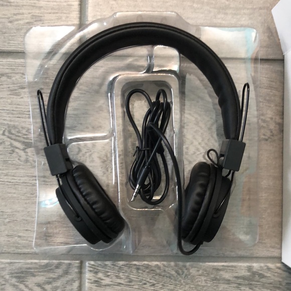 G by Guess headphones black on ear wired NWT headphones Guess - Picture 10 of 15